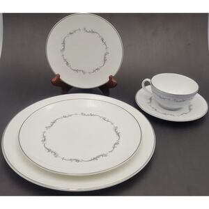 Royal Doulton Coronet 5 Piece Place Setting #H4947 England Vtg Great Condition